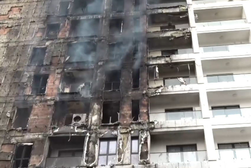 Zjarr i madh në pallatin 12-katësh në Tiranë, rreth 30 apartamente të dëmtuara