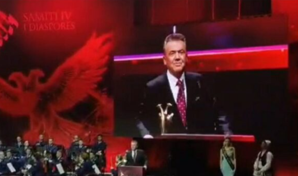 Ilir Shaqiri nderohet në Shqipëri dhe dedikon mirënjohjen çlirimtarëve të Kosovës