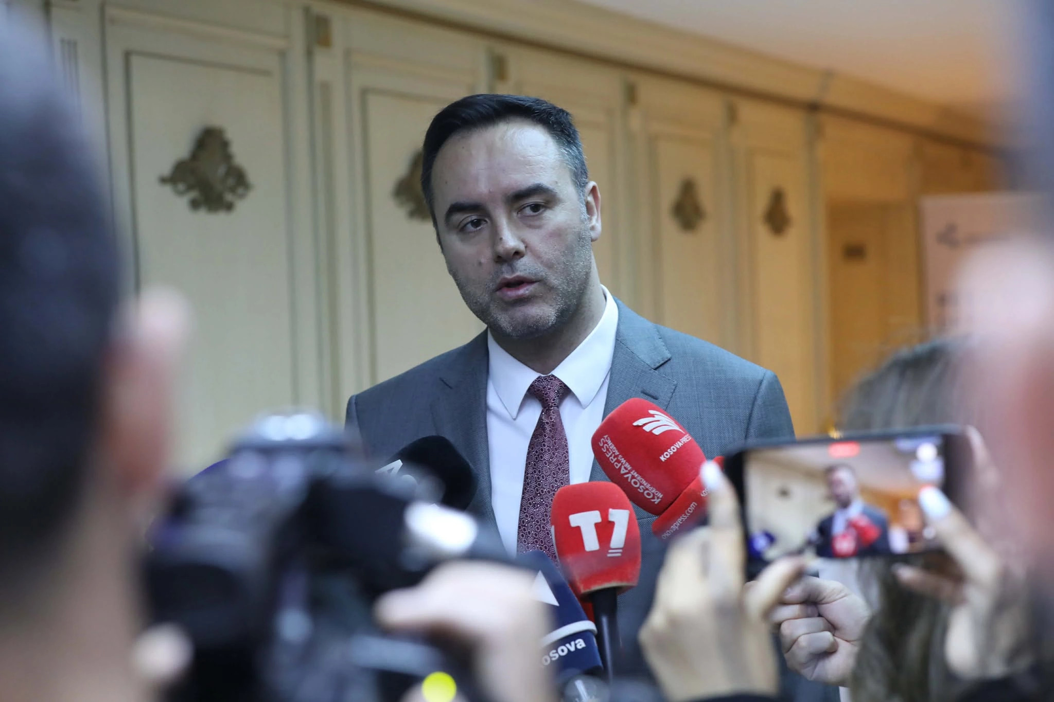 Konjufca paralajmëron për kërcënimin e dezinformimit rus dhe serb ndaj demokracisë në Kosovë