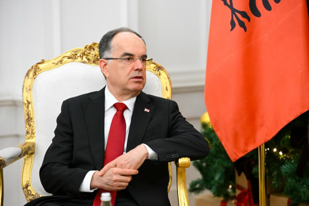 Presidenti Bajram Begaj ka liruar nga detyra pesë ambasadorë dhe ka emëruar dy të rinj.