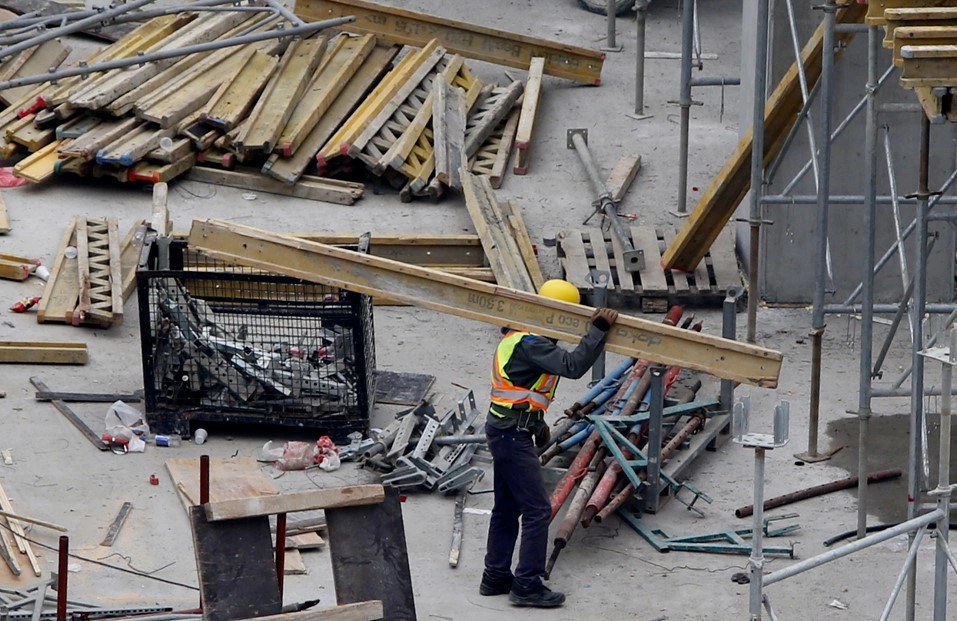 Punëtori 46-vjeçar që ra nga kati i dytë në Ferizaj i nënshtrohet operacionit në QKUK.