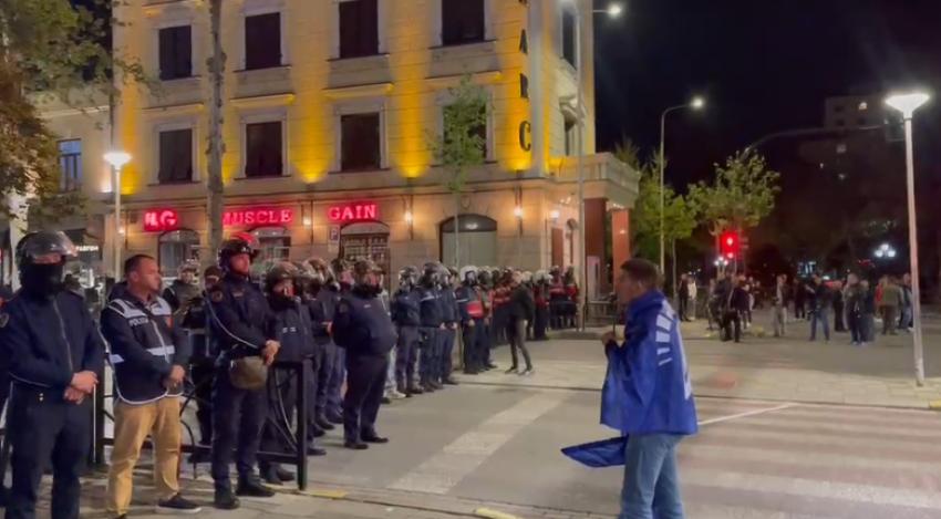 22 persona janë shoqëruar gjatë protestës së opozitës përballë Kryeministrisë në Shqipëri.