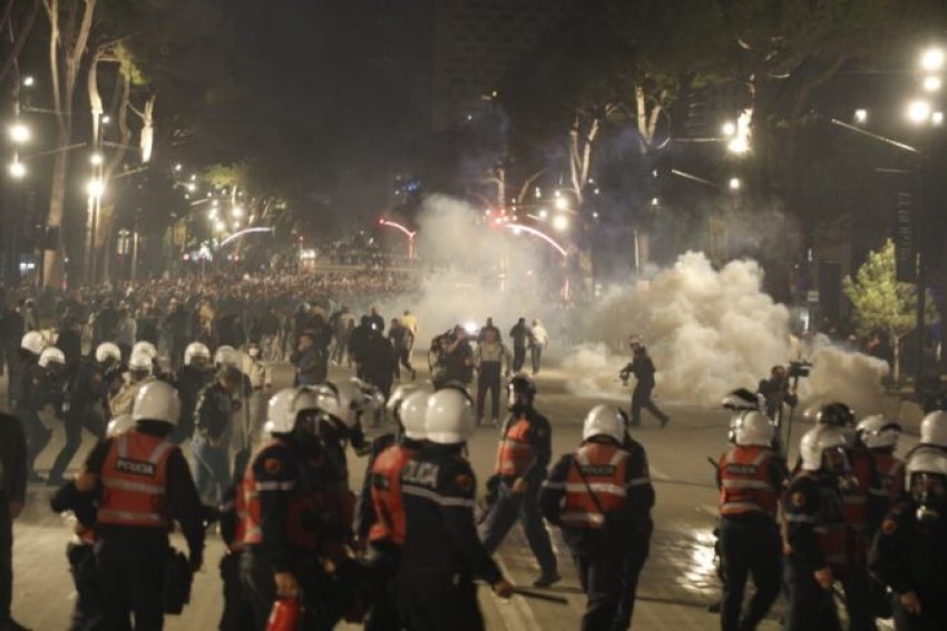 Policia konfirmon arrestimin e 11 personave, përfshirë emra të rinj, dhe procedimin penal të 15 të tjerëve në protestën e PD-së.