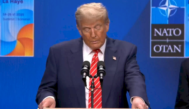 Trump thirri një mbledhje në Dhomën e Situatave për krizën në Ngushticën e Hormuzit dhe paralajmëroi se lufta mund të rifillojë nëse bisedimet me Iranin dështojnë.