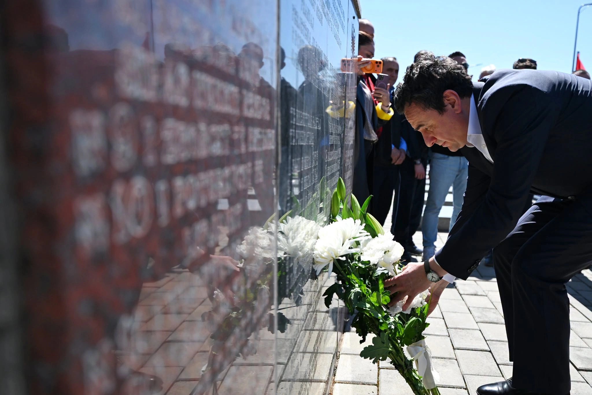 Kurti përkujton viktimat e 19 prillit ’99 dhe intelektualët e zhdukur në Kosovë