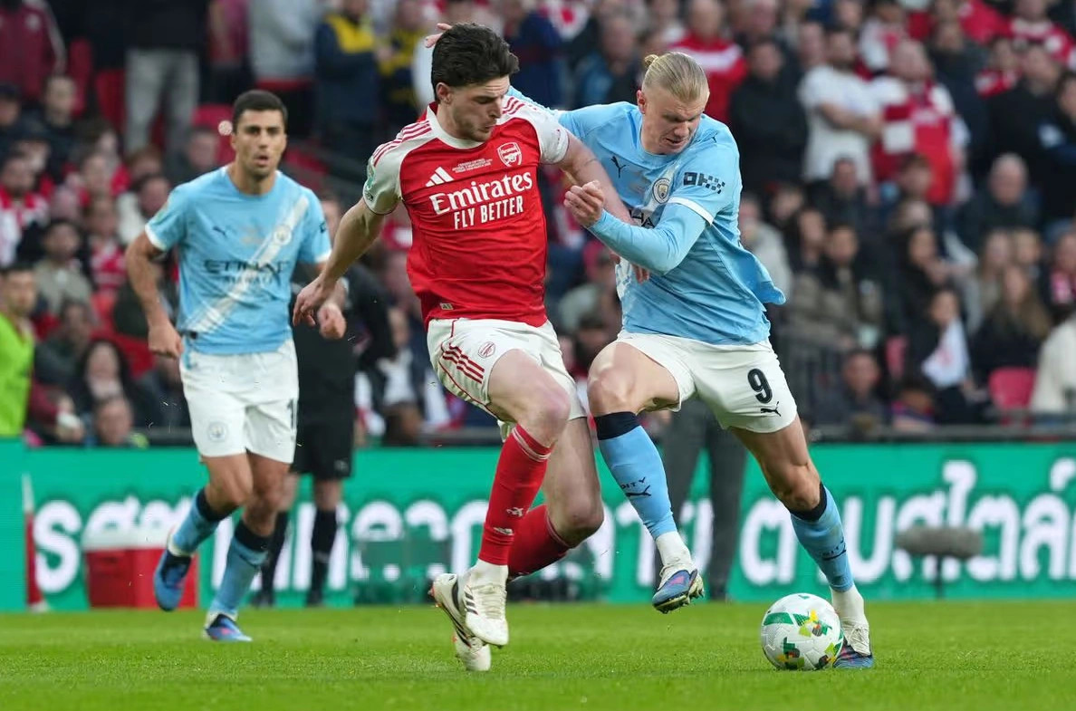 Manchester City ngushton diferencën në garën për titull duke u afruar vetëm tri pikë pas fitores 2:1 ndaj Arsenalit.