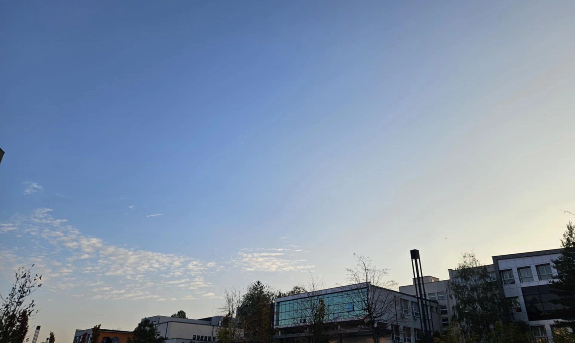 Moti i sotëm: Diell, vranësira dhe reshje të izoluar shiu me rrufe