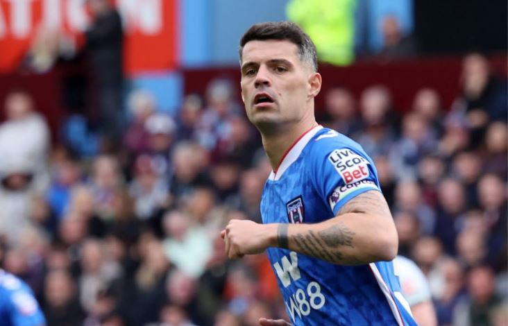 Humbja dramatike e Sunderland ndaj Aston Villa dhe reagimi i Xhakës