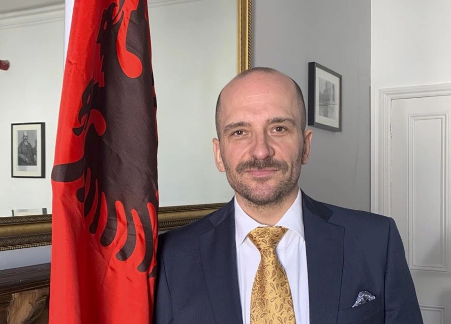 Ambasadori shqiptar denoncon demonizimin e shqiptarëve në Britani nga mediat dhe politikanët