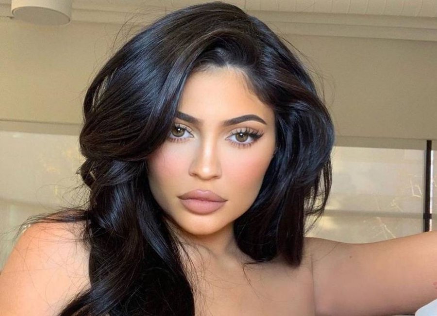 Ish-punonjësja Angelica Vazquez ka ngritur padi për diskriminim dhe ngacmim ndaj Kylie Jenner dhe dy agjencive të punësimit.