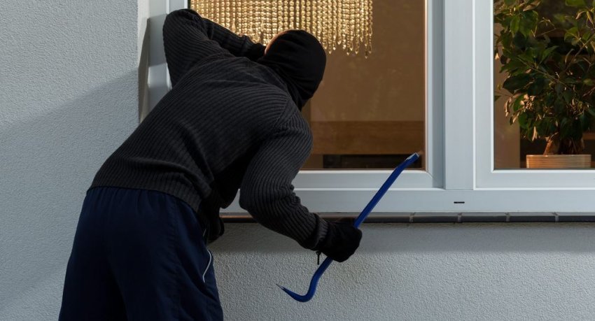 Vjedhje e rëndë në Ferizaj: Hajnat marrin dy armë nga kasaforta e një shtëpie