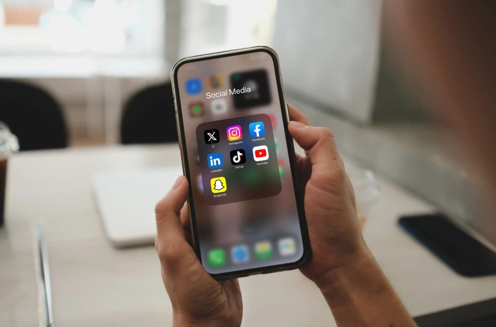 BE përgatit ndalimin e rrjeteve sociale për fëmijët nën 15 vjeç dhe sistemin e ri të verifikimit të moshës