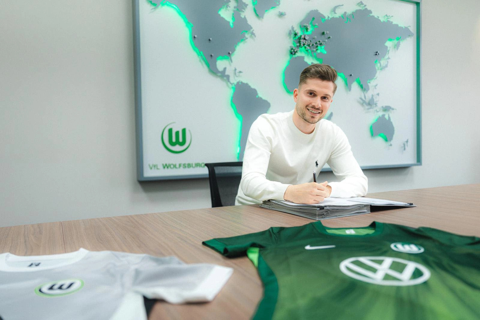 Elvis Rexhbeçaj ka nënshkruar kontratë katërvjeçare me Wolfsburgun deri në verën e vitit 2030.