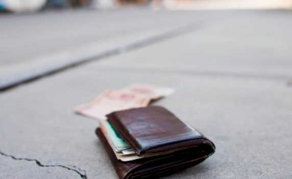 Nxënësi 15-vjeçar nga Shtimja kthen 180 euro të gjetura në polici