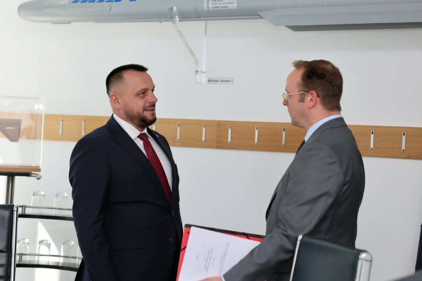 Maqedonci takohet me Roland Haag për bashkëpunim strategjik në industrinë e mbrojtjes në Gjermani.