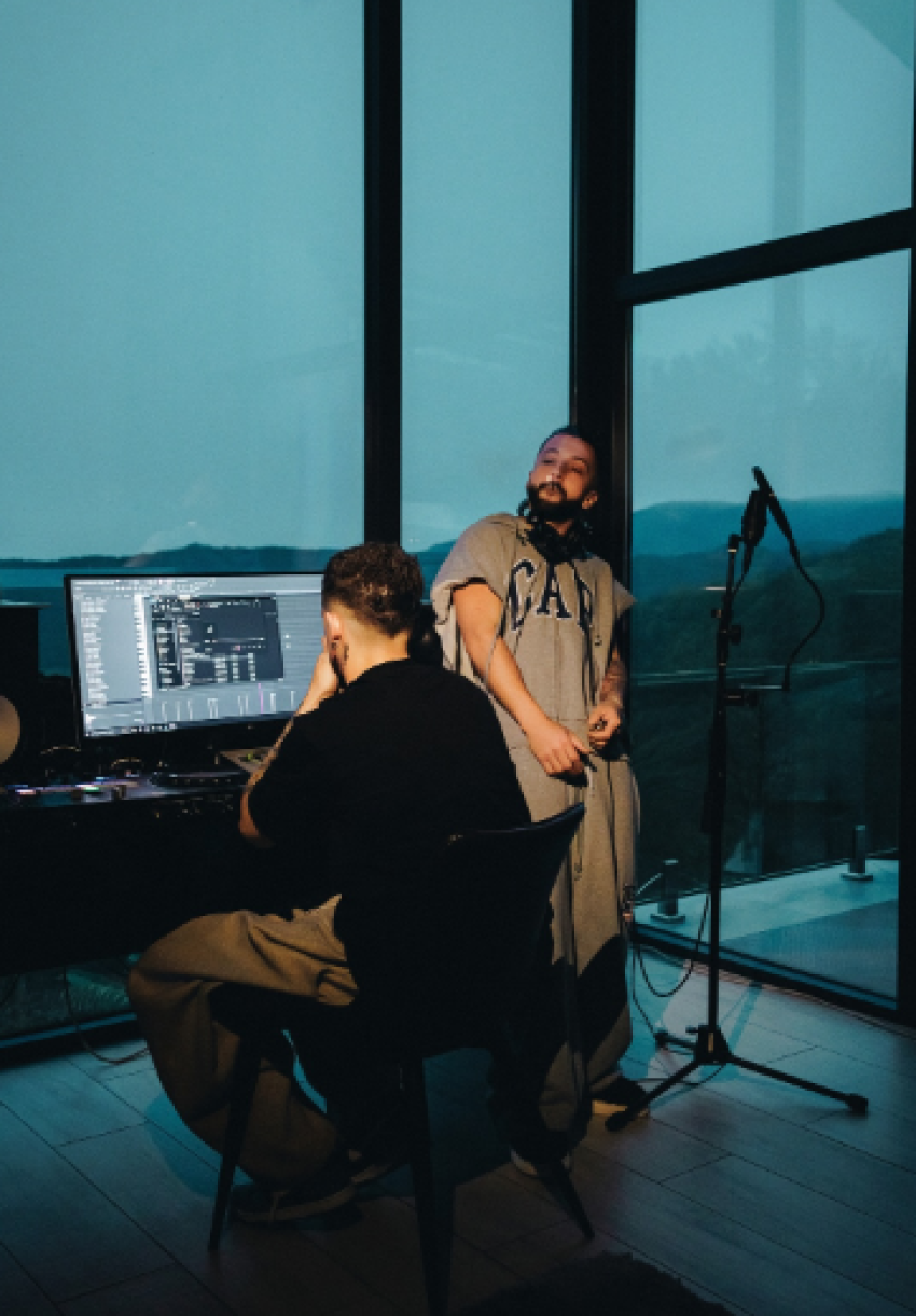 Gjesti paralajmëron rikthimin me këngën e re “Fuqishem” dhe pozon me Gimbon