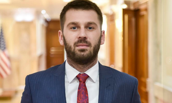 Ilir Kërçeli konfirmohet nga xhaxhai i Fatos Gecit si autori i fjalimit kundër Hashim Thaçit.