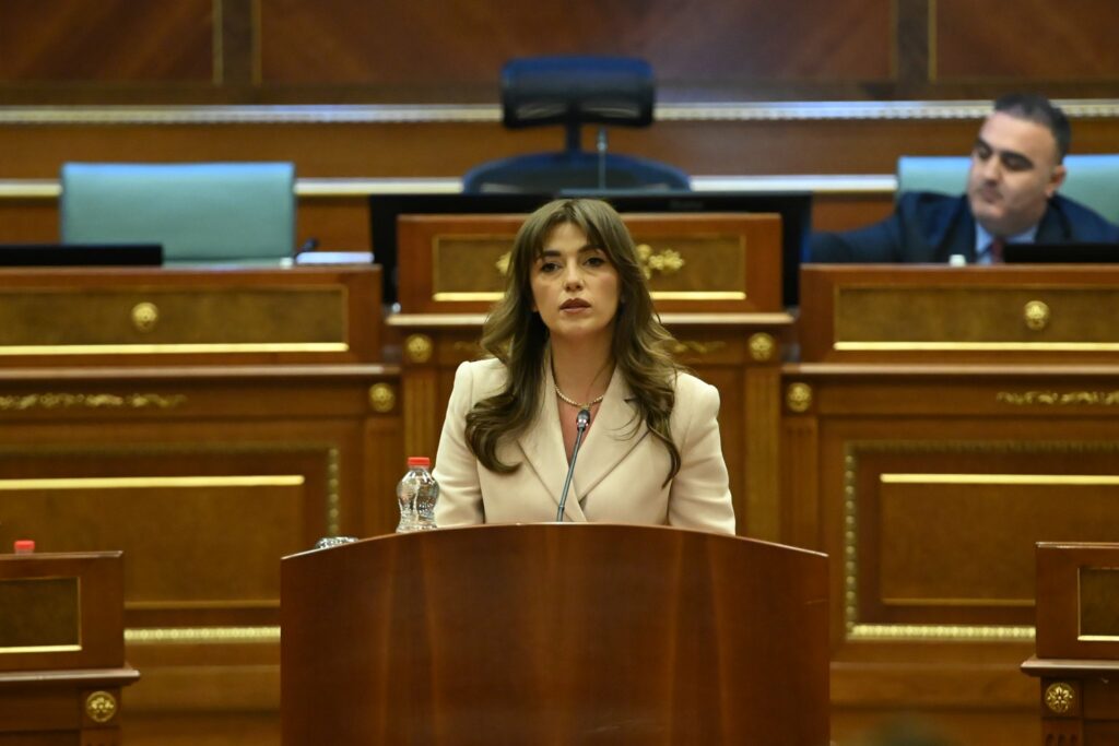 Albulena Haxhiu dënon ashpër gjuhën përçarëse dhe seksiste në Kuvendin e Kosovës