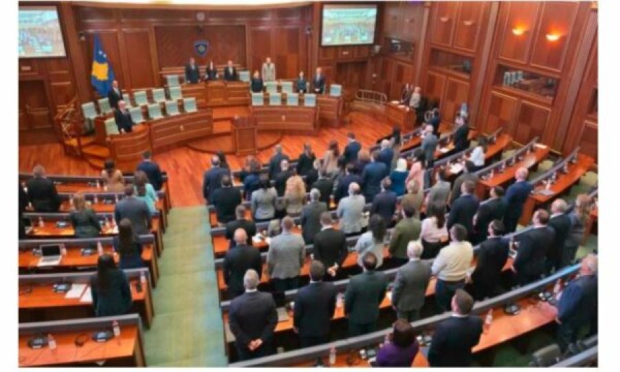 Kuvendi i Kosovës nderon me minutë heshtje akademikun Rexhep Qosja