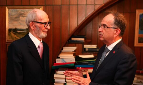 Humbje e madhe për kulturën shqiptare, ndahet nga jeta Rexhep Qosja