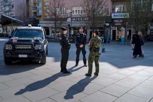 Ushtarë shumëkombësh të KFOR-it patrullojnë në Prishtinë për siguri dhe liri lëvizjeje