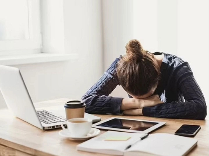 Kriza e Heshtur e Stresit në Punë: Mbi 840 mijë Vdekje në Vit nga Kushtet e Rënda