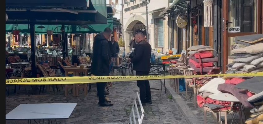 Tre persona, përfshirë dy pronarë lokalesh, u plagosën dhe u dërguan në spital pas një sherri me thika dhe sende të forta në pazarin e vjetër të Korçës.