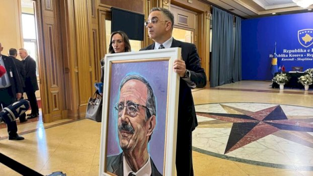 Besnik Tahiri shfaqet në Kuvend me portretin e kongresmenit Eliot Engel