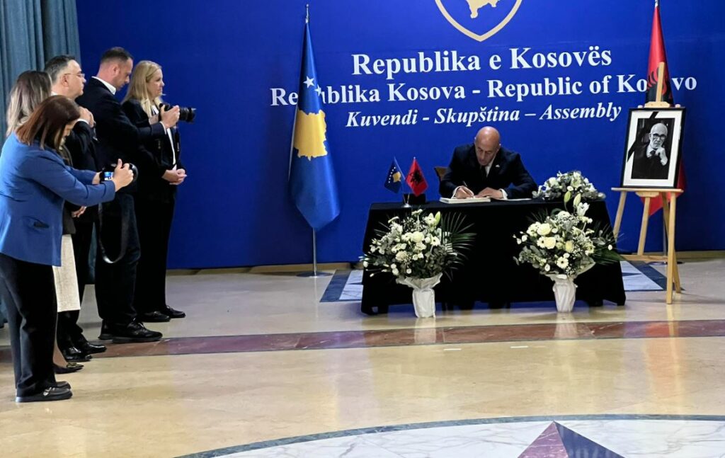 Homazhe në Kuvend për akademik Rexhep Qosja nga deputetët e PDK-së dhe AAK-së