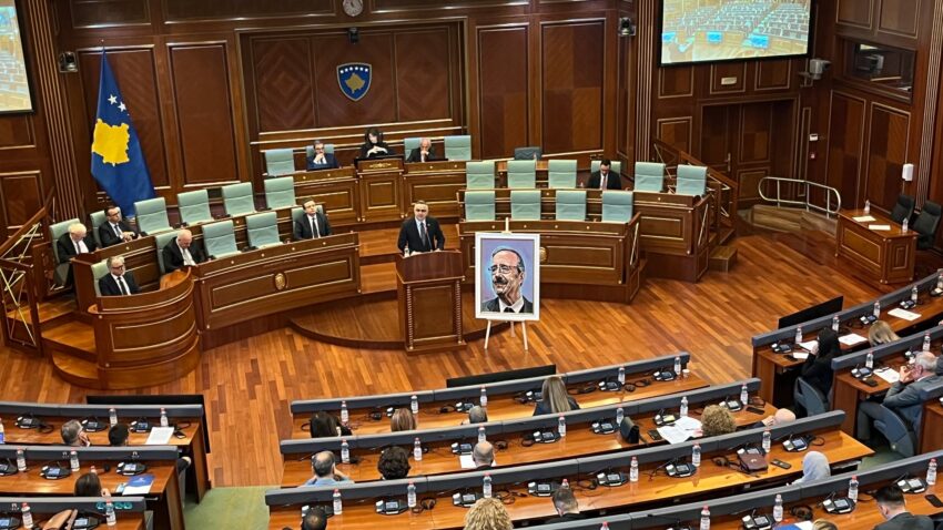 Besnik Tahiri i kërkon Kuvendit të Kosovës themelimin e çmimit “Eliot Engel” dhe vendosjen e memorialit për kongresmenin amerikan.