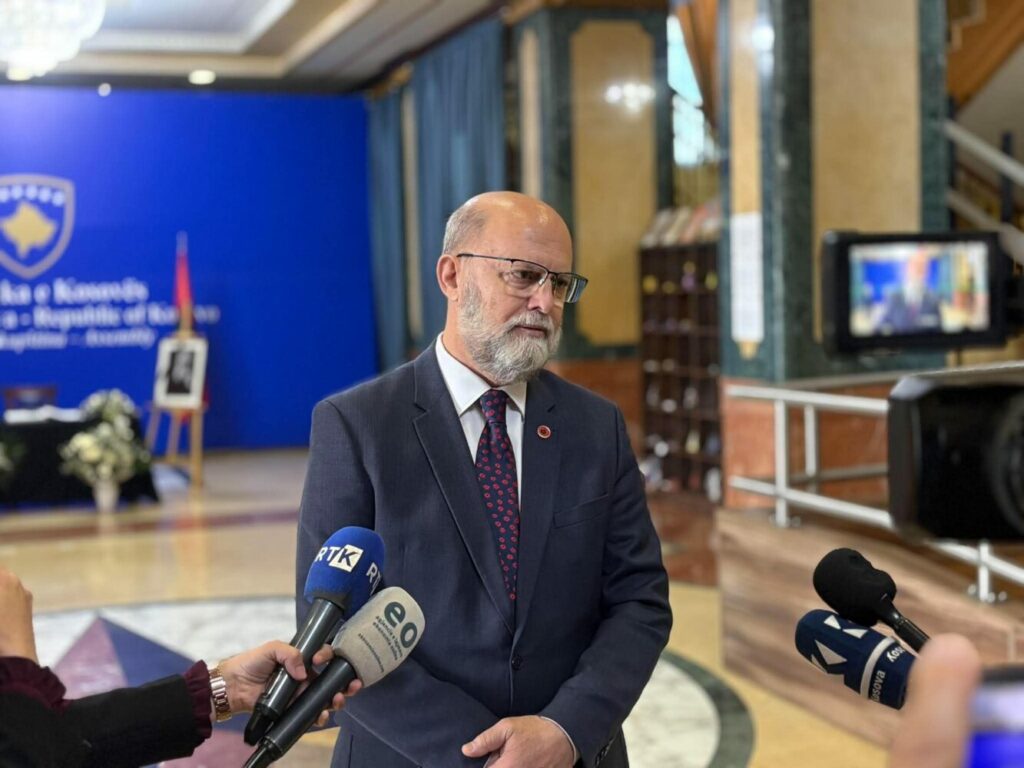 Malaj nderon Rexhep Qosjen: Penë e artë e Kosovës dhe Shqipërisë