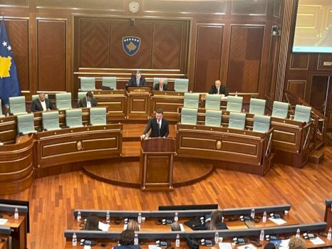 Kurti shmang pyetjet për martesat e së njëjtës gjini dhe ndryshimin e gjinisë, fokusohet te politikat familjare