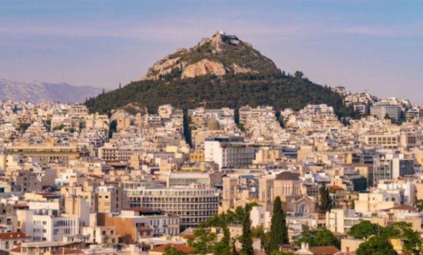 Athina njofton masa të ashpra për kufizimin e turizmit në qendrën historike dhe ndalimin e investimeve të reja turistike në zonat më të ngarkuara.