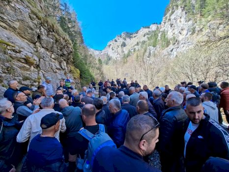 “Mjaft me izolim!” – Protestë në Çakorr për hapjen e kufirit me Malin e Zi
