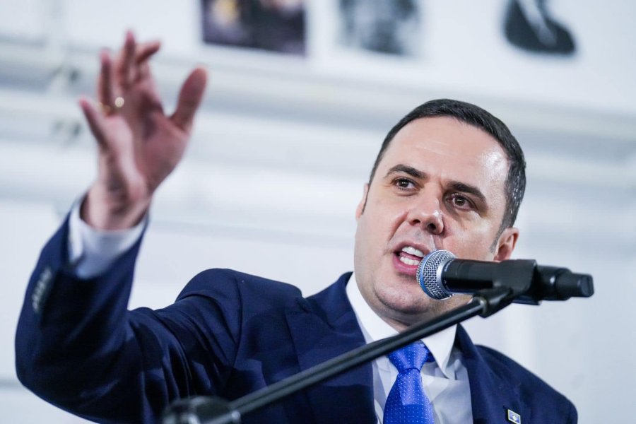 Lumir Abdixhiku propozon Vjosa Osmanin për presidente nëse Albin Kurti garanton 66 vota për të.