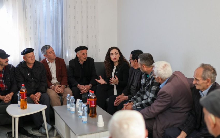 Vjosa Osmani pritet me ngrohtësi në Dumnicë gjatë vizitës së saj