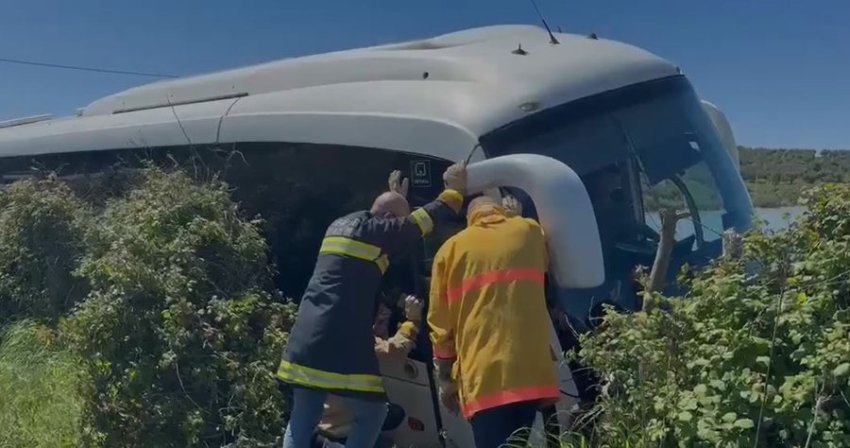 Autobusi me nxënës në Zvërnec del nga rruga dhe bllokon qarkullimin