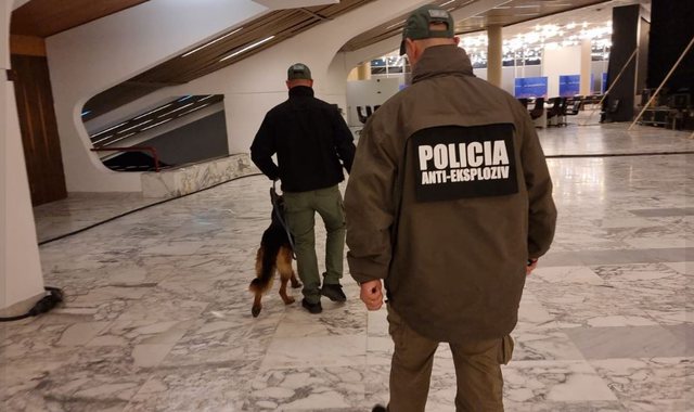 Alarm për bombë në Tiranë: Evakuime të përsëritura në qendra tregtare