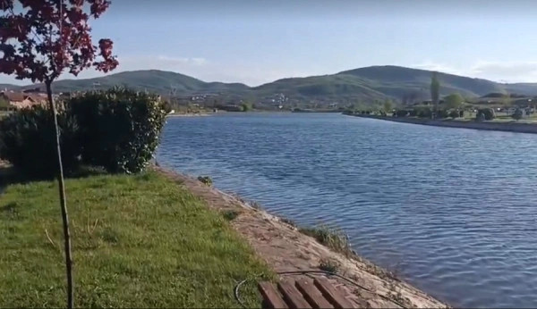 Qytetari që shpëtoi foshnjën nga Liqeni i Mitrovicës theu dorën gjatë ndërhyrjes.