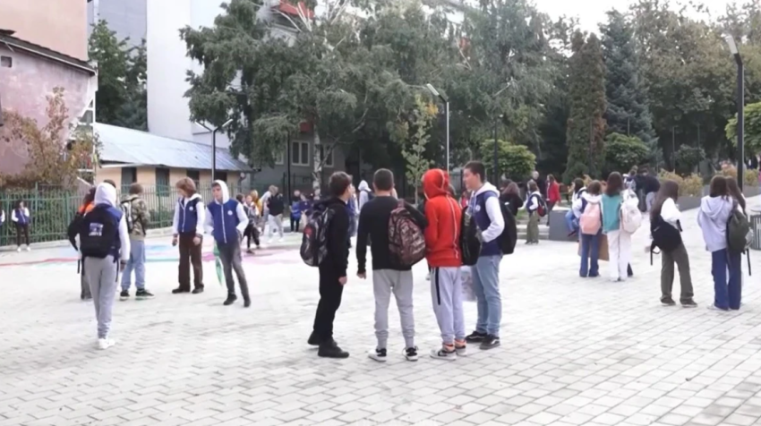 Mungesat masive në shkollat e Kosovës dhe sfidat e arsimit