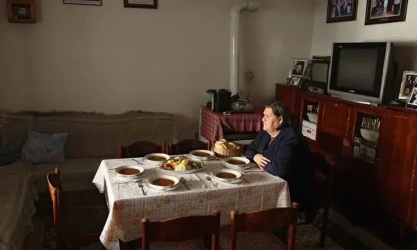 27 vite pritje dhe dhimbje e pashuar e nënës Ferdonije për të zhdukurit