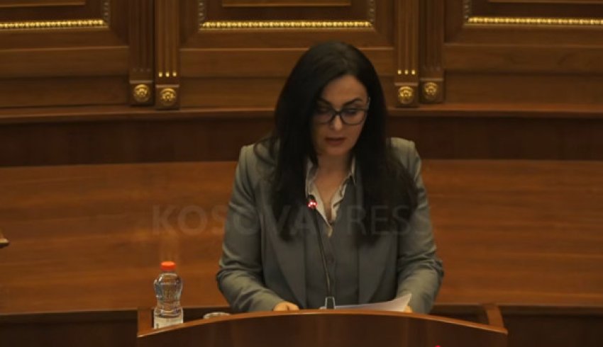 Albulena Haxhiu nderon Rexhep Qosjen: Mbrojtësi i identitetit dhe të drejtave shqiptare