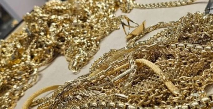 Sekuestrim masiv në Pejë: 20 vetura dhe 50 kg ari në duart e prokurorisë