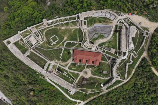 Mbyllen përkohësisht disa zona të Kalasë së Prizrenit për shkak të rrezikut