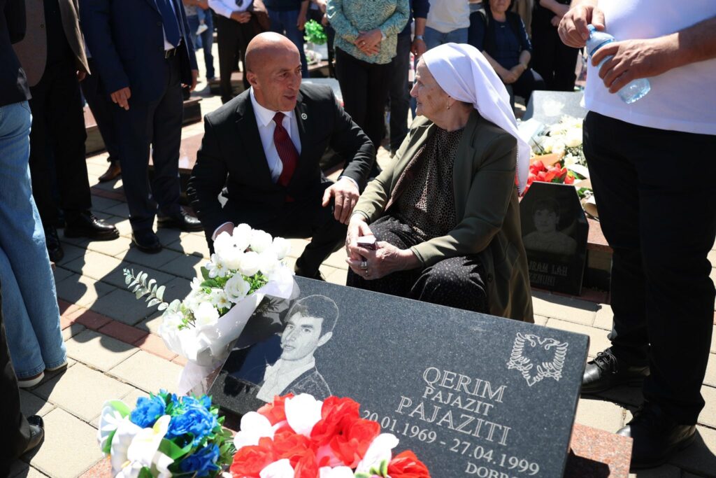 Haradinaj nderon martirët e Mejës në 27-vjetorin e masakrës