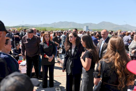Osmani bëri homazhe në Mejë, duke kujtuar viktimat e masakrës dhe dhimbjen e familjeve të tyre.