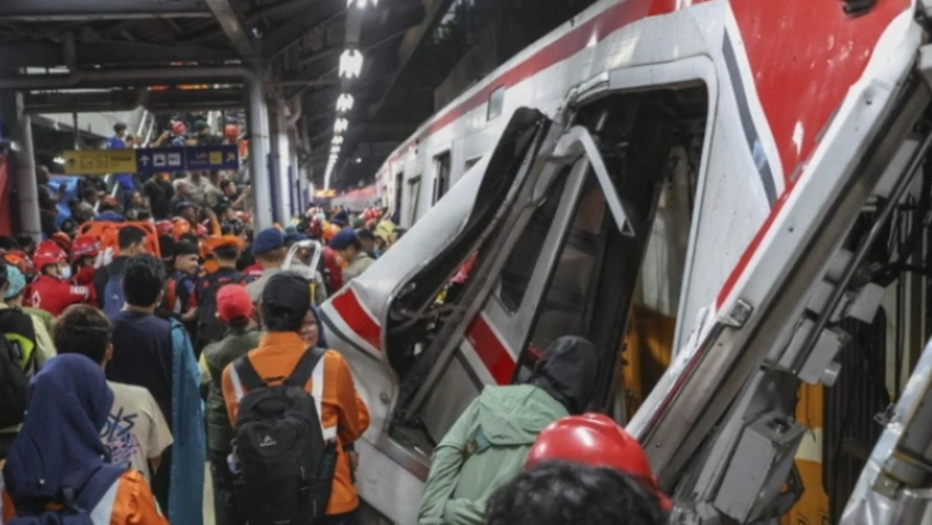 Rëndohet bilanci i të plagosurve në aksidentin hekurudhor në Indonezi në 84 persona.