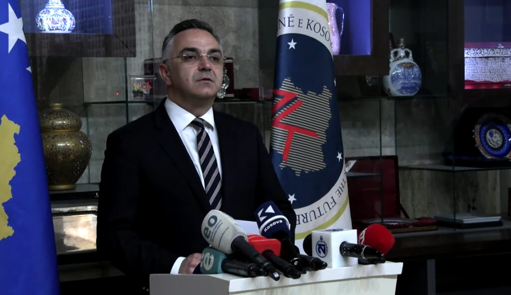 Besnik Tahiri nga AAK reagon pas dështimit të zgjedhjes së presidentit duke theksuar se kjo ka shpëtuar demokracinë në Kosovë dhe paralajmëron rikthimin e fuqishëm në zgjedhje.