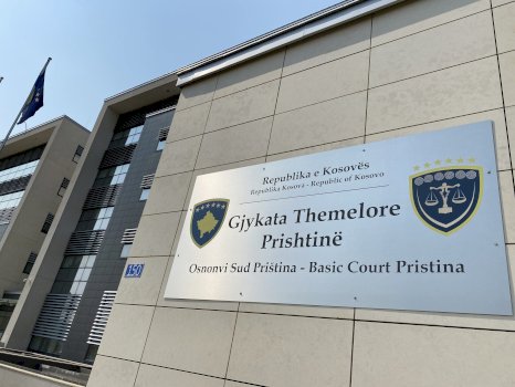 2 vjet burgim dhe 15 mijë euro gjobë për Sllobodan Radenkoviq për sulmin ndaj KFOR-it në veri.