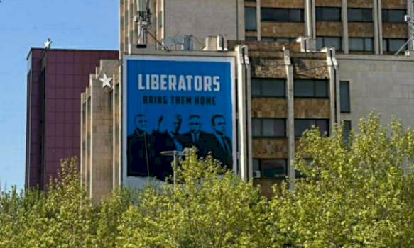 Baner i madh mbështetës për krerët e UÇK-së shfaqet në Prishtinë